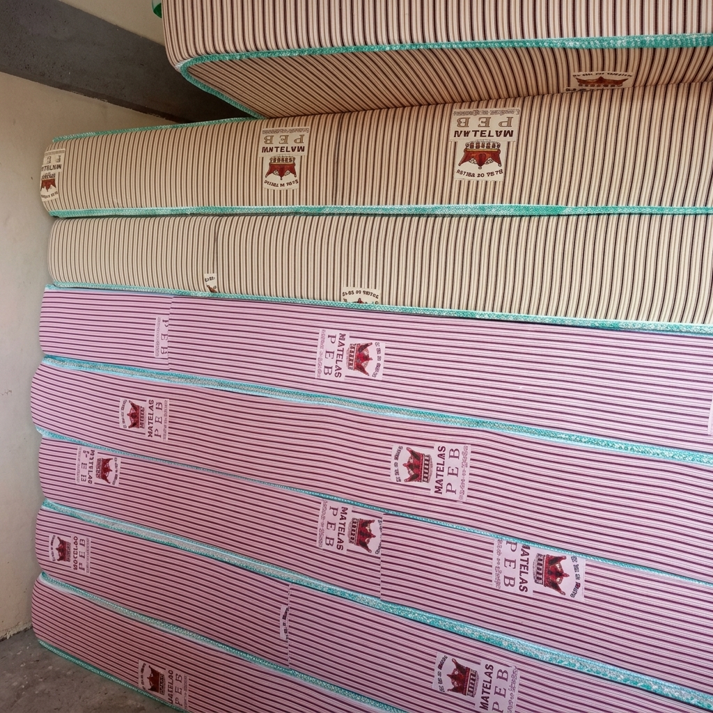 Matelas PEB authentique au Bénin avec coutil imprimé et finitions de qualité